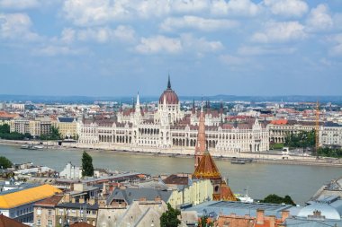 12.06.2019. Budapeşte, Macaristan. Şehrin tarihi kısmının güzel görünümü, eski binalar ve manzaraları, nehir ve sahil, ulaşım.