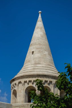 12.06.2019. Budapeşte, Macaristan. Eski tapınağın görünümü ve kilit Balıkçılık kalesi. Avrupa'da turistik bir yer. Kilise.