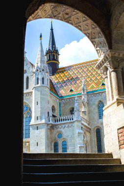 12.06.2019. Budapeşte, Macaristan. Eski tapınağın görünümü ve kilit Balıkçılık kalesi. Avrupa'da turistik bir yer. Kilise.