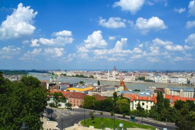 12.06.2019. Budapeşte, Macaristan. Şehrin tarihi kısmının güzel görünümü, eski binalar ve manzaraları, nehir ve sahil, ulaşım.