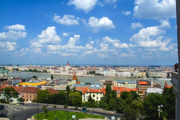 2019 ブダペスト ハンガリー 市内の歴史的な部分の美しい景色 古い建物や観光スポット 川や海岸 交通機関 — ストック写真