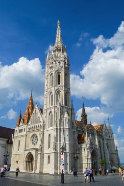 12.06.2019. Budapeşte, Macaristan. Eski tapınağın görünümü ve kilit Balıkçılık kalesi. Avrupa'da turistik bir yer. Kilise.