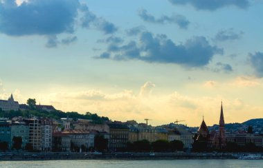 12.06.2019. Budapeşte, Macaristan. Şehrin tarihi kısmının güzel görünümü, eski binalar ve manzaraları, nehir ve sahil, ulaşım.