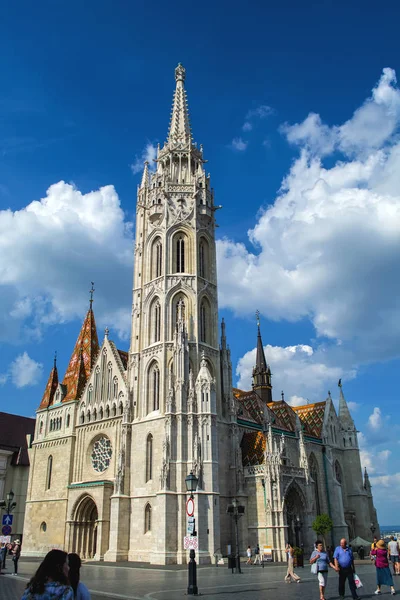 12.06.2019. Budapeşte, Macaristan. Eski tapınağın görünümü ve kilit Balıkçılık kalesi. Avrupa'da turistik bir yer. Kilise.