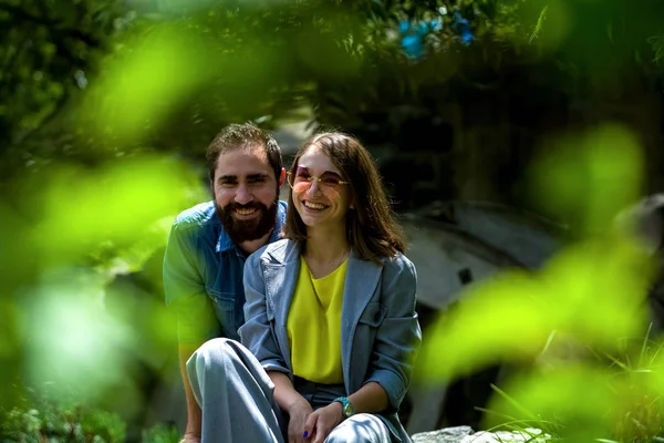 Giovane Moderna Coppia Amorevole Siede Tra Verdi Del Parco Emozioni — Foto Stock