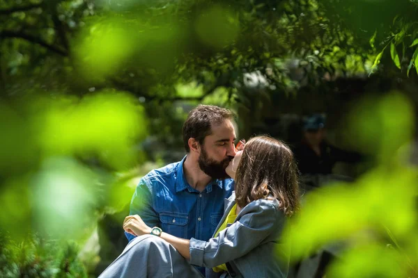 Young Modern Loving Couple Sits Greens Park Positive Emotions Happiness — Stock Photo, Image