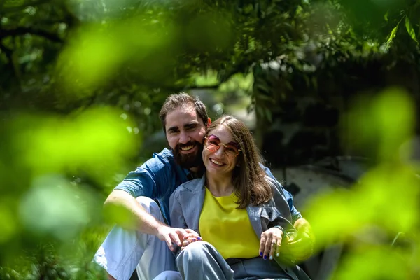 Jovem Moderno Casal Amoroso Senta Entre Verdes Parque Emoções Positivas — Fotografia de Stock