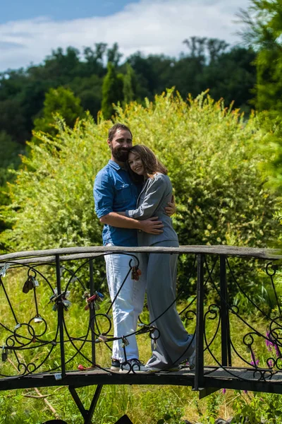 Jovem Elegante Casal Amoroso Stand Joga Tolo Divertido Abraça Parque — Fotografia de Stock