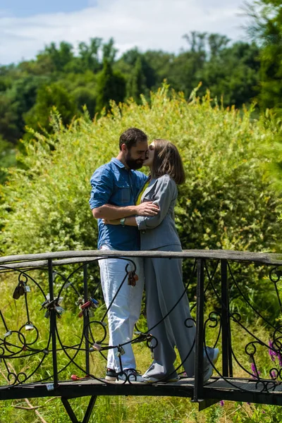 Jovem Elegante Casal Amoroso Stand Joga Tolo Divertido Abraça Parque — Fotografia de Stock