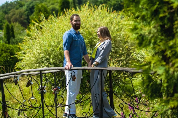 Giovane Elegante Coppia Amorevole Stand Gioca Stupido Divertente Abbraccia Nel — Foto Stock