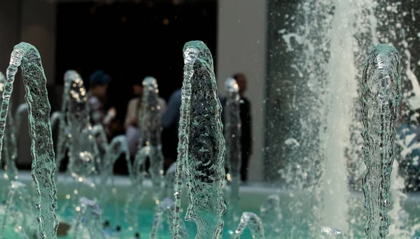 Grandes Fuertes Chorros Agua Fuente Con Iluminación Azul Centro Comercial — Foto de Stock