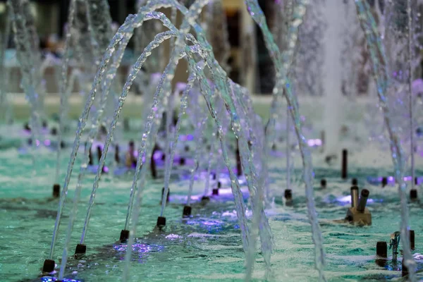 Große Und Starke Wasserstrahlen Aus Dem Brunnen Mit Blauer Beleuchtung — Stockfoto