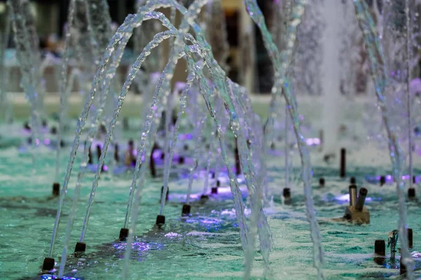 Grandes Fuertes Chorros Agua Fuente Con Iluminación Azul Centro Comercial — Foto de Stock