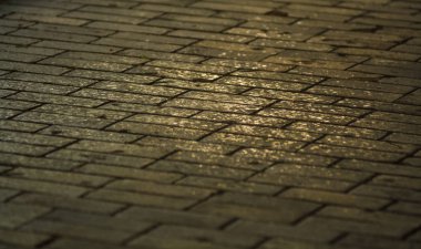 Işık ve damla yamalar ile kırık ve eşit karo arka plan veya doku. Kaldırımda taş bloklar.