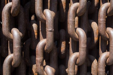 Büyük metal ve paslı zincirler ve bağlantılardan arka plan veya doku.