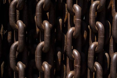 Büyük metal ve paslı zincirler ve bağlantılardan arka plan veya doku.