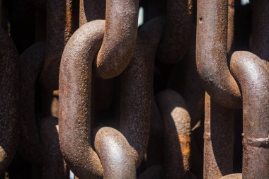 Büyük metal ve paslı zincirler ve bağlantılardan arka plan veya doku.