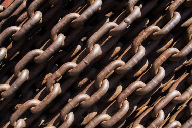 Büyük metal ve paslı zincirler ve bağlantılardan arka plan veya doku.