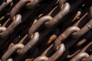 Büyük metal ve paslı zincirler ve bağlantılardan arka plan veya doku.