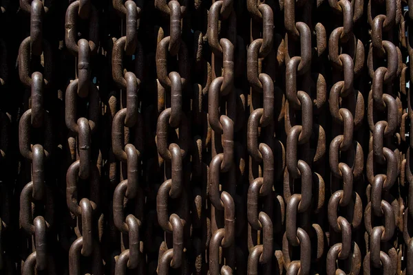 Fondo o textura de grandes cadenas y eslabones metálicos y oxidados . —  Fotos de Stock