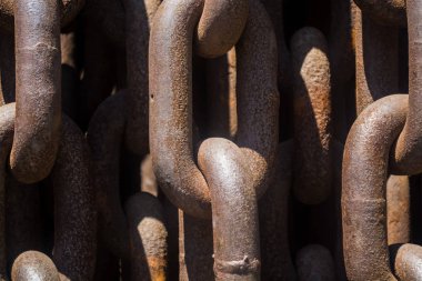 Büyük metal ve paslı zincirler ve bağlantılardan arka plan veya doku.