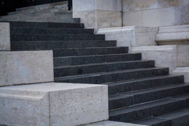 Gri ve tek sesli beton adımlar. Taş duvarlar. Eski mimari. Arka plan.