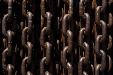 Büyük metal ve paslı zincirler ve bağlantılardan arka plan veya doku.