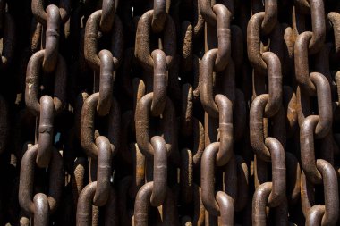 Büyük metal ve paslı zincirler ve bağlantılardan arka plan veya doku.