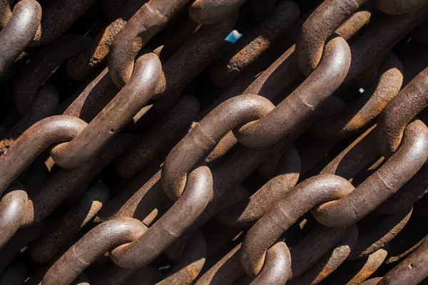 Hintergrund oder Textur aus großen Metallteilen und rostigen Ketten und Gliedern. — Stockfoto