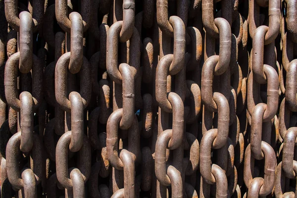 Fundo ou textura de metal grande e correntes e elos enferrujados . — Fotografia de Stock