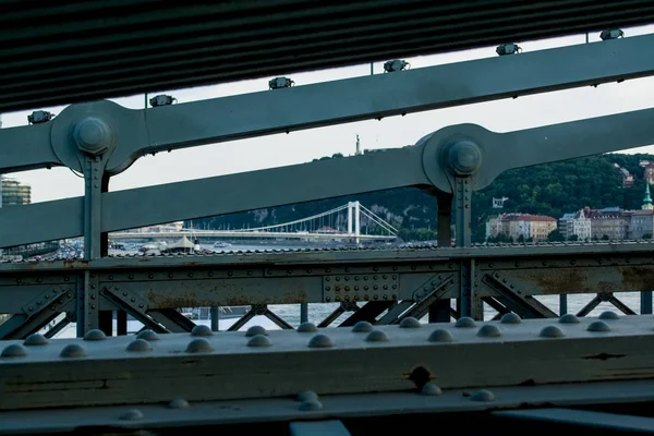 Vacker utsikt över stadslandskapet och floden med bro genom andra till i Budapest på sommaren. — Stockfoto