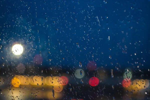 Fundo Textura Destaques Lados Cidade Noturna Atrás Janela Chuva Pingando — Fotografia de Stock