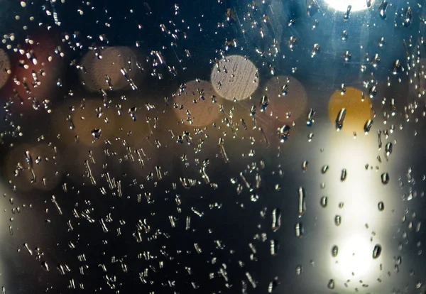 Fundo Textura Destaques Lados Cidade Noturna Atrás Janela Chuva Pingando — Fotografia de Stock