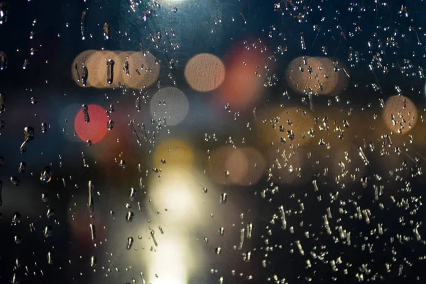 Fundo Textura Destaques Lados Cidade Noturna Atrás Janela Chuva Pingando — Fotografia de Stock