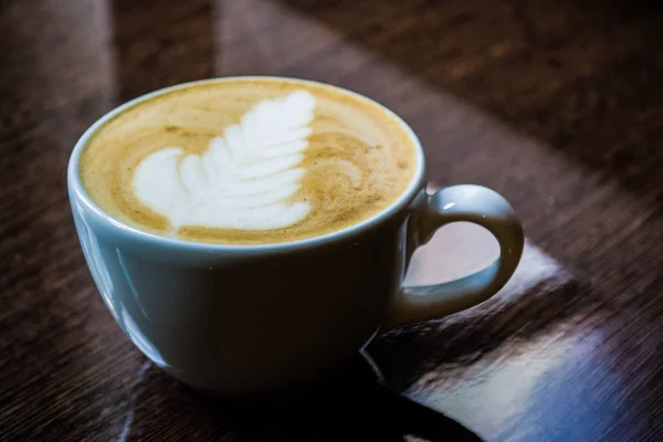 Parlak Bir Masada Latte Sanatı Ile Kapuçino Beyaz Bir Fincan — Stok fotoğraf