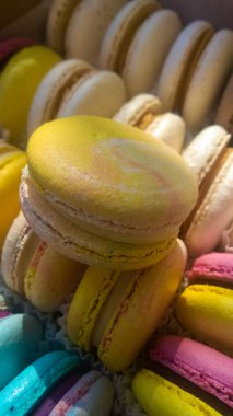 Arka plan veya parlak ve çok renkli Fransız tatlılar doku. Macaron. Kurabiye. Tatlı.