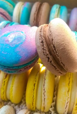 Arka plan veya parlak ve çok renkli Fransız tatlılar doku. Macaron. Kurabiye. Tatlı.