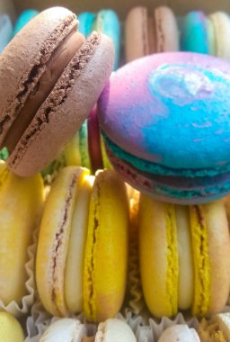 Arka plan veya parlak ve çok renkli Fransız tatlılar doku. Macaron. Kurabiye. Tatlı.