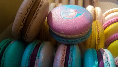 Arka plan veya parlak ve çok renkli Fransız tatlılar doku. Macaron. Kurabiye. Tatlı.