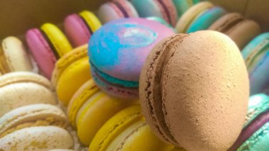 Arka plan veya parlak ve çok renkli Fransız tatlılar doku. Macaron. Kurabiye. Tatlı.