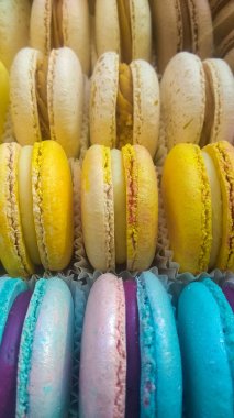 Arka plan veya parlak ve çok renkli Fransız tatlılar doku. Macaron. Kurabiye. Tatlı.