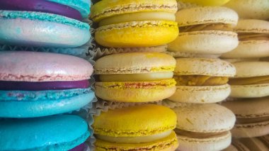 Arka plan veya parlak ve çok renkli Fransız tatlılar doku. Macaron. Kurabiye. Tatlı.