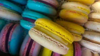 Arka plan veya parlak ve çok renkli Fransız tatlılar doku. Macaron. Kurabiye. Tatlı.