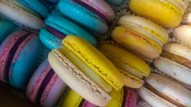 Arka plan veya parlak ve çok renkli Fransız tatlılar doku. Macaron. Kurabiye. Tatlı.