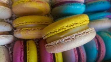 Arka plan veya parlak ve çok renkli Fransız tatlılar doku. Macaron. Kurabiye. Tatlı.
