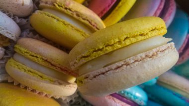 Arka plan veya parlak ve çok renkli Fransız tatlılar doku. Macaron. Kurabiye. Tatlı.