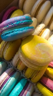 Arka plan veya parlak ve çok renkli Fransız tatlılar doku. Macaron. Kurabiye. Tatlı.
