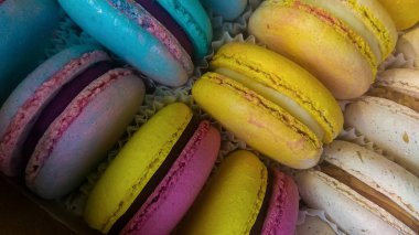 Arka plan veya parlak ve çok renkli Fransız tatlılar doku. Macaron. Kurabiye. Tatlı.