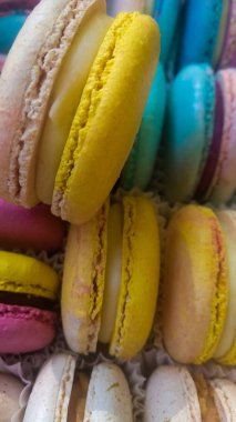 Arka plan veya parlak ve çok renkli Fransız tatlılar doku. Macaron. Kurabiye. Tatlı.