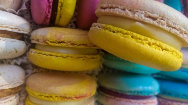 Arka plan veya parlak ve çok renkli Fransız tatlılar doku. Macaron. Kurabiye. Tatlı.